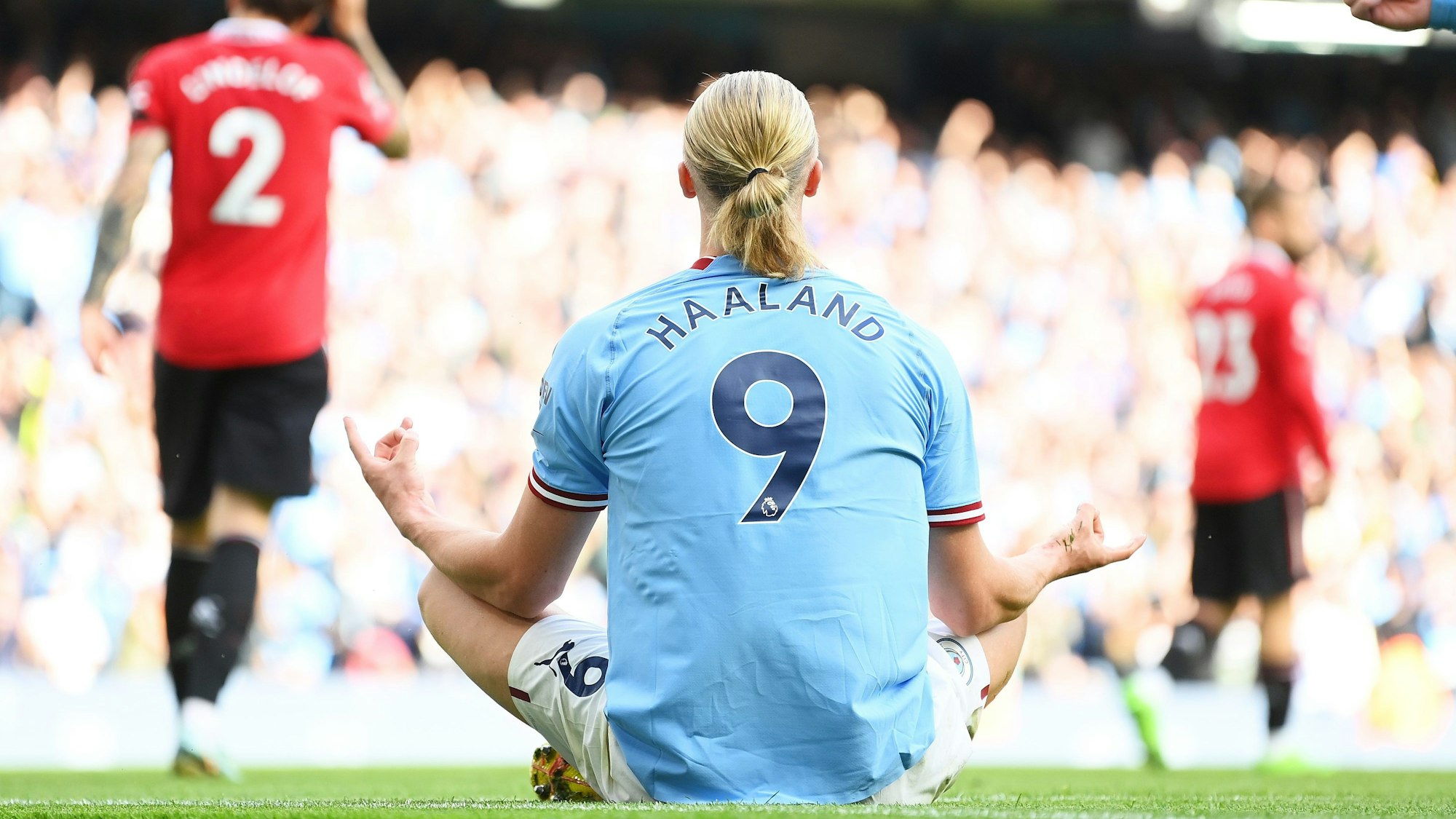 Erling Haaland feiert seine drei Treffer für Manchester City im Derby gegen Manchester United.