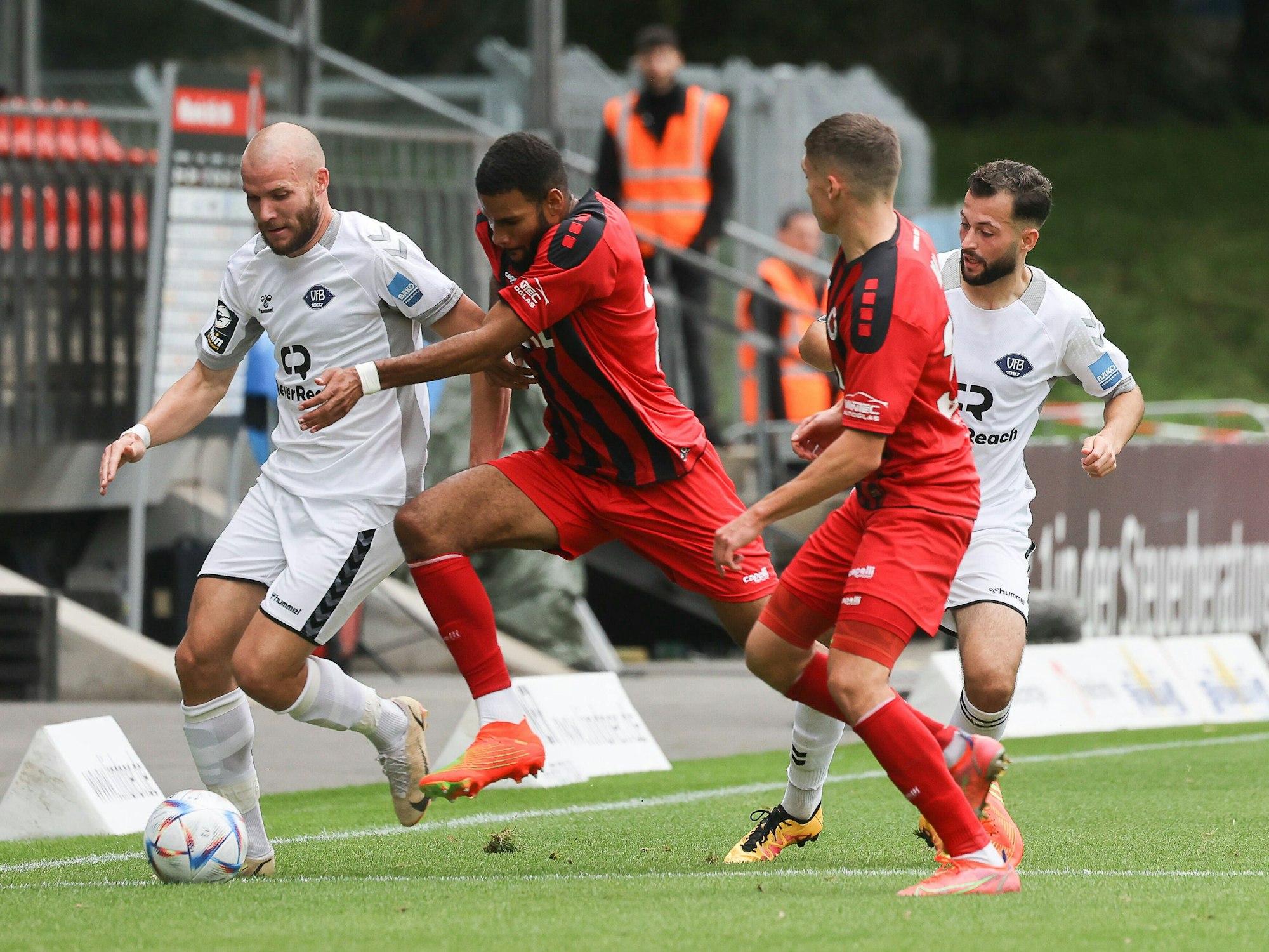 Jamil Siebert im Zweikampf gegen Manfred Starke.