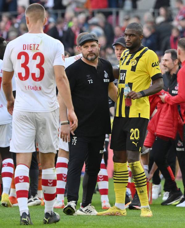 Steffen Baumgart und Anthony Modeste nach dem Bundesliga-Sieg des 1. FC Köln gegen Borussia Dortmund am 1. Oktober 2022