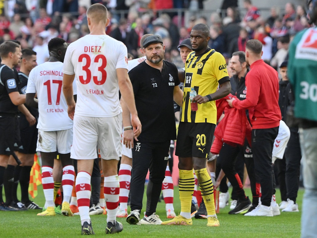 Steffen Baumgart und Anthony Modeste nach dem Bundesliga-Sieg des 1. FC Köln gegen Borussia Dortmund am 1. Oktober 2022