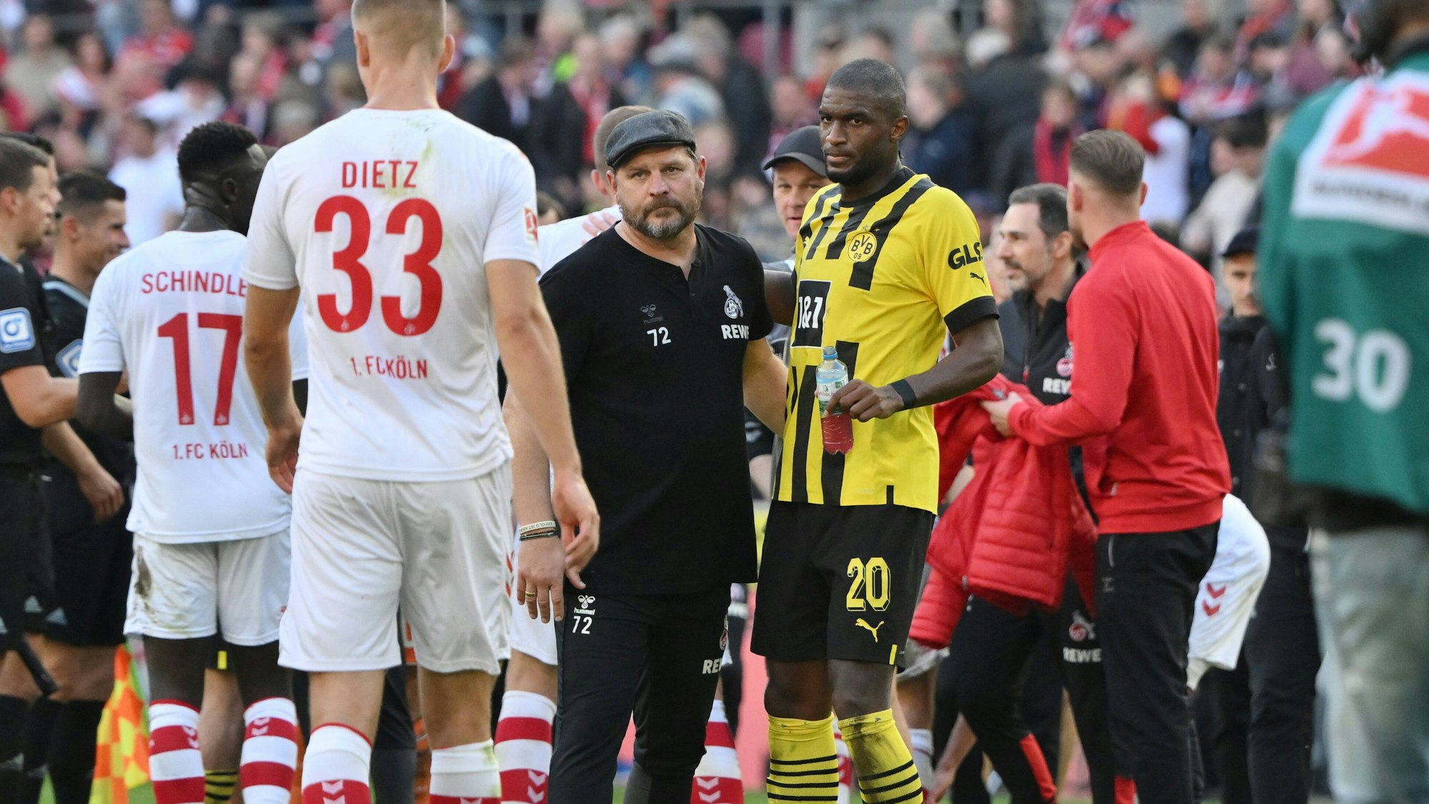 Steffen Baumgart und Anthony Modeste nach dem Bundesliga-Sieg des 1. FC Köln gegen Borussia Dortmund am 1. Oktober 2022
