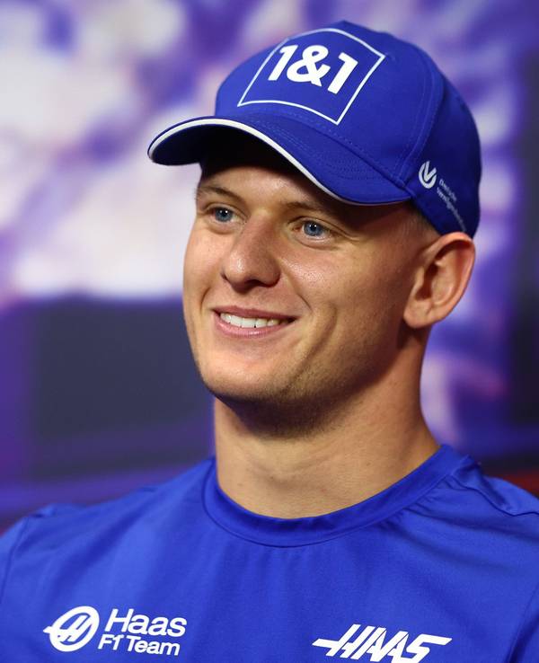Mick Schumacher mit guter Laune bei einer Pressekonferenz.