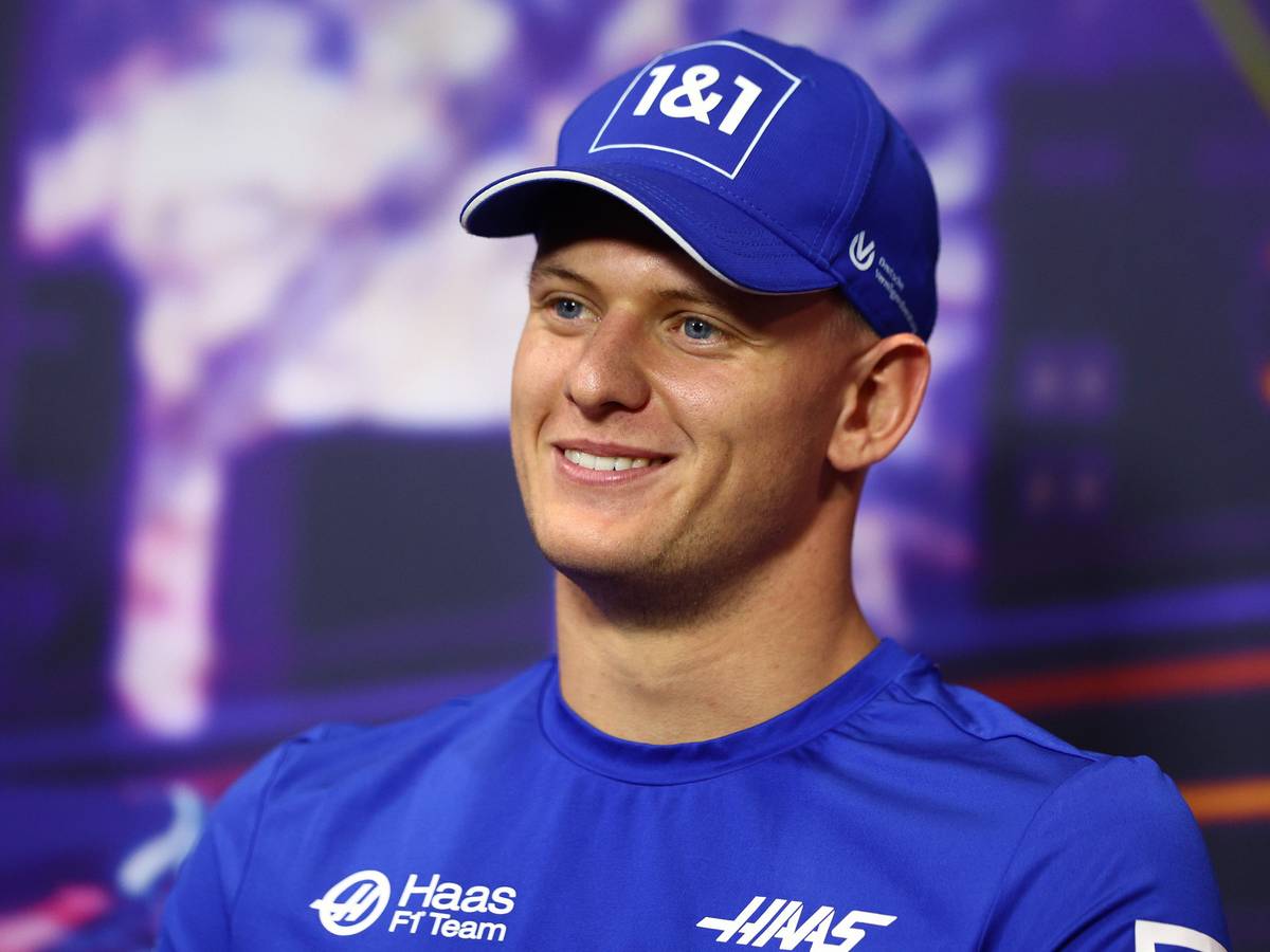 Mick Schumacher mit guter Laune bei einer Pressekonferenz.