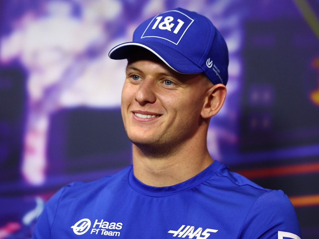 Mick Schumacher mit guter Laune bei einer Pressekonferenz.