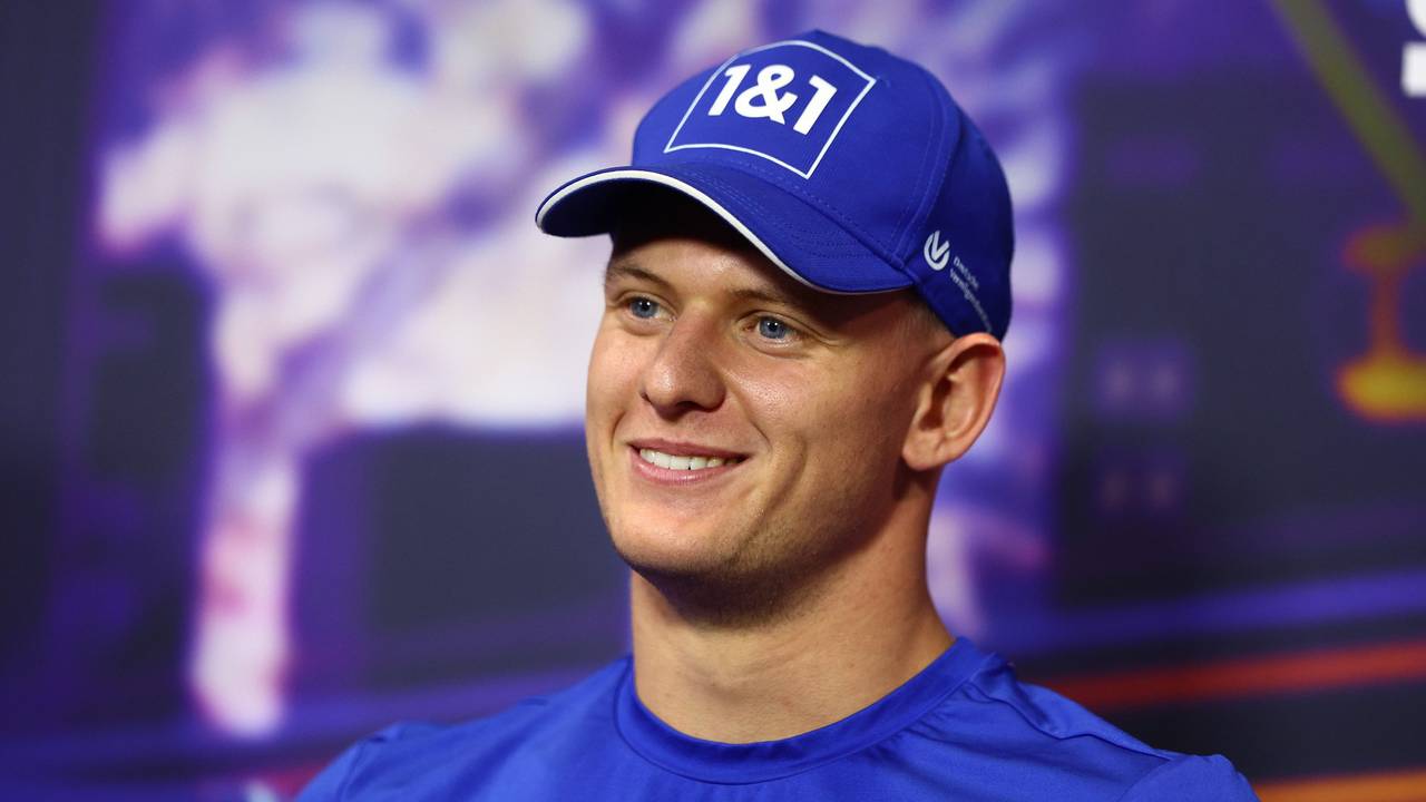 Mick Schumacher mit guter Laune bei einer Pressekonferenz.