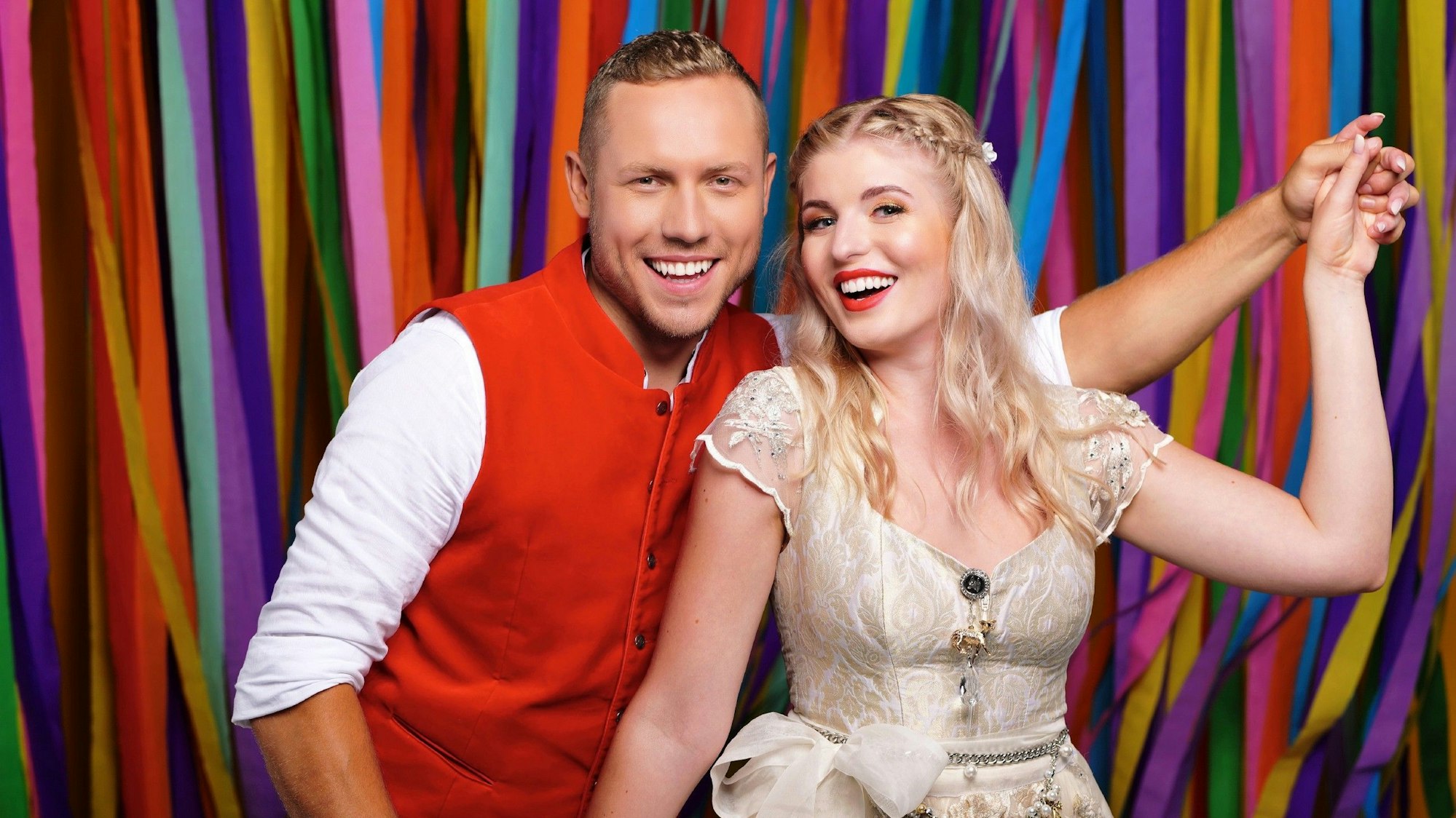 Patrick Romer und Antonia Hemmer halten sich an der Hand.