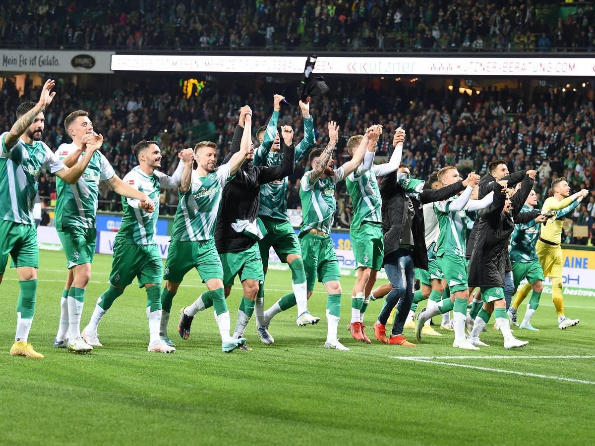 Werders Mannschaft feiert mit den Fans den Sieg.