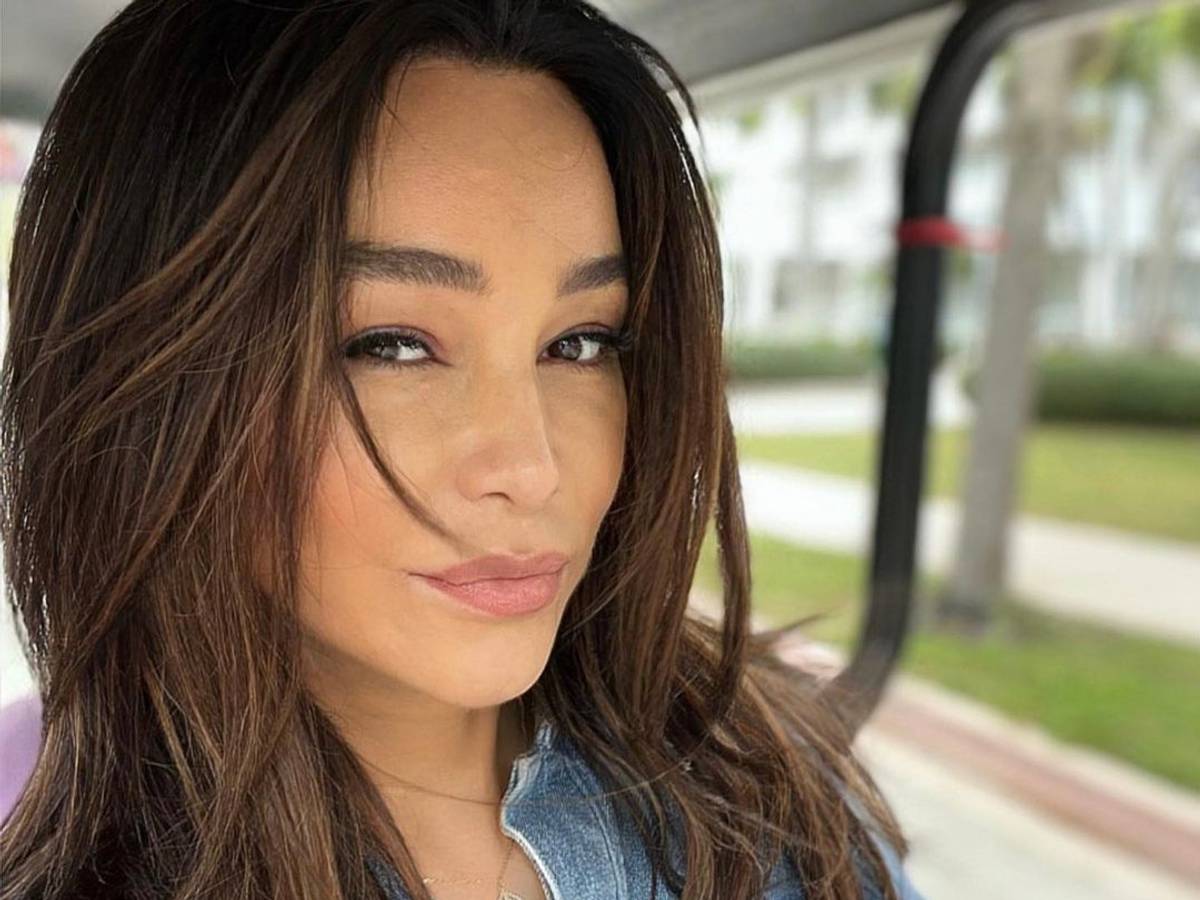 Verona Pooth schaut in die Kamera.