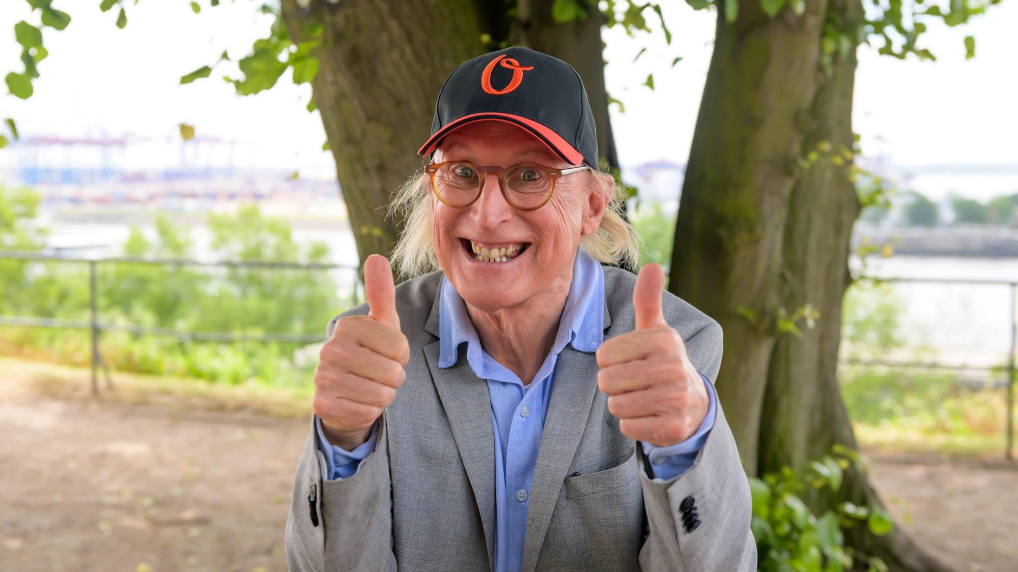 Otto Waalkes gestikuliert während eines Pressetermins in die Kamera.