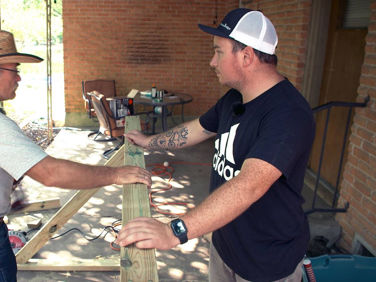 Konny Reimann und Stiefsohn Jason arbeiten mit einem Stück Holz.