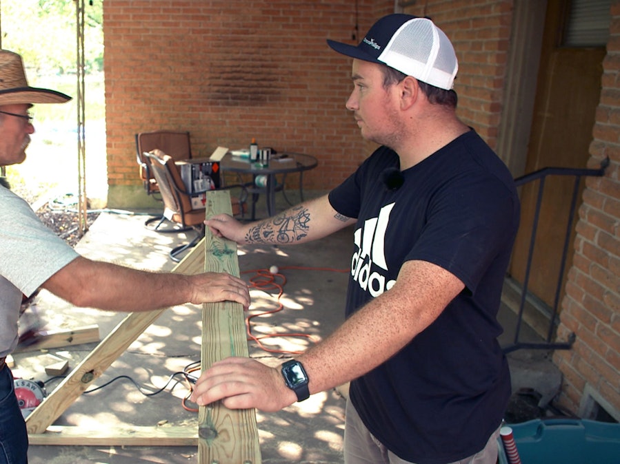 Konny Reimann und Stiefsohn Jason arbeiten mit einem Stück Holz.