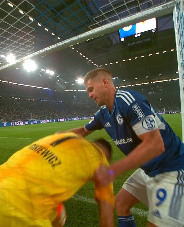 Rangelei im Tornetz zwischen Rafal Gikiewicz und Simon Terodde nach dem 3:2-Sieg des FC Augsburg bei Schalke 04.