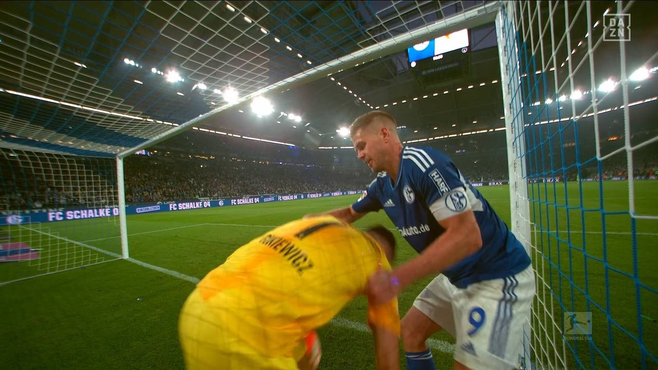 Rangelei im Tornetz zwischen Rafal Gikiewicz und Simon Terodde nach dem 3:2-Sieg des FC Augsburg bei Schalke 04.
