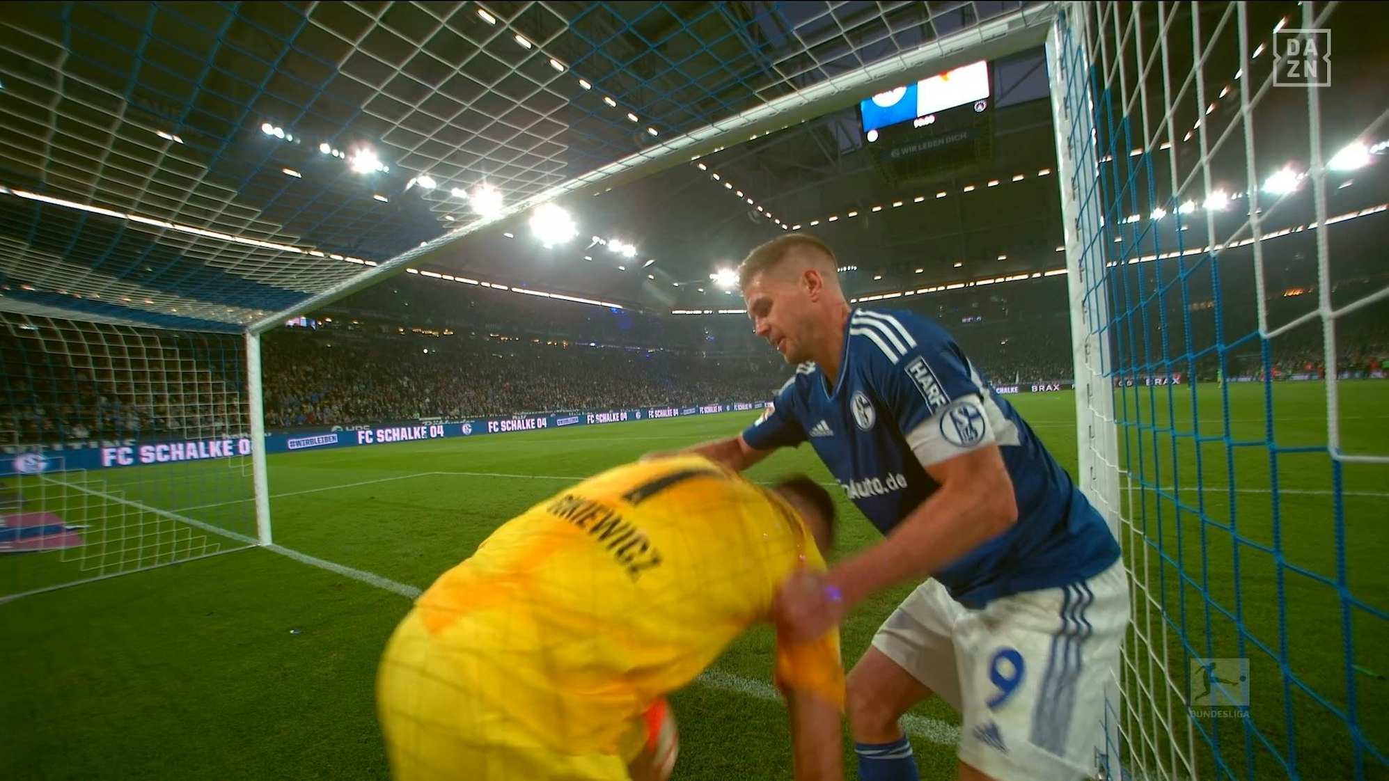 Rangelei im Tornetz zwischen Rafal Gikiewicz und Simon Terodde nach dem 3:2-Sieg des FC Augsburg bei Schalke 04.