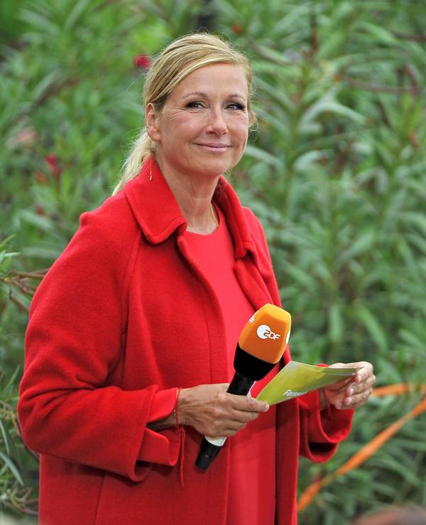 Andrea Kiewel lächelt im ZDF-„Fernsehgarten“.