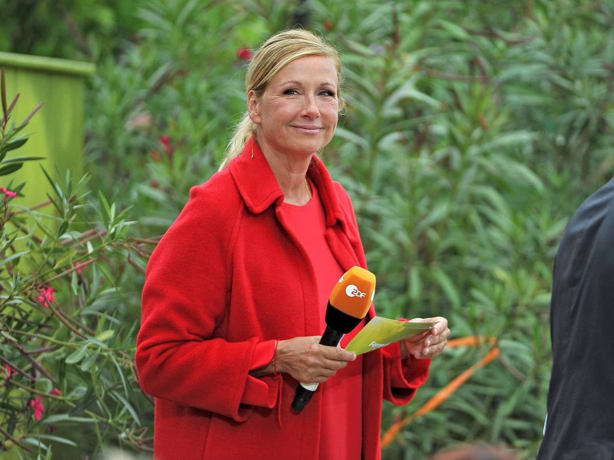 Moderatorin Andrea Kiewel, hier während dem ZDF-„Fernsehgarten“ am 25.09.2022 in Mainz, bringt einen Zuschauer mit einer unangenehmen Frage in Bedrängnis.