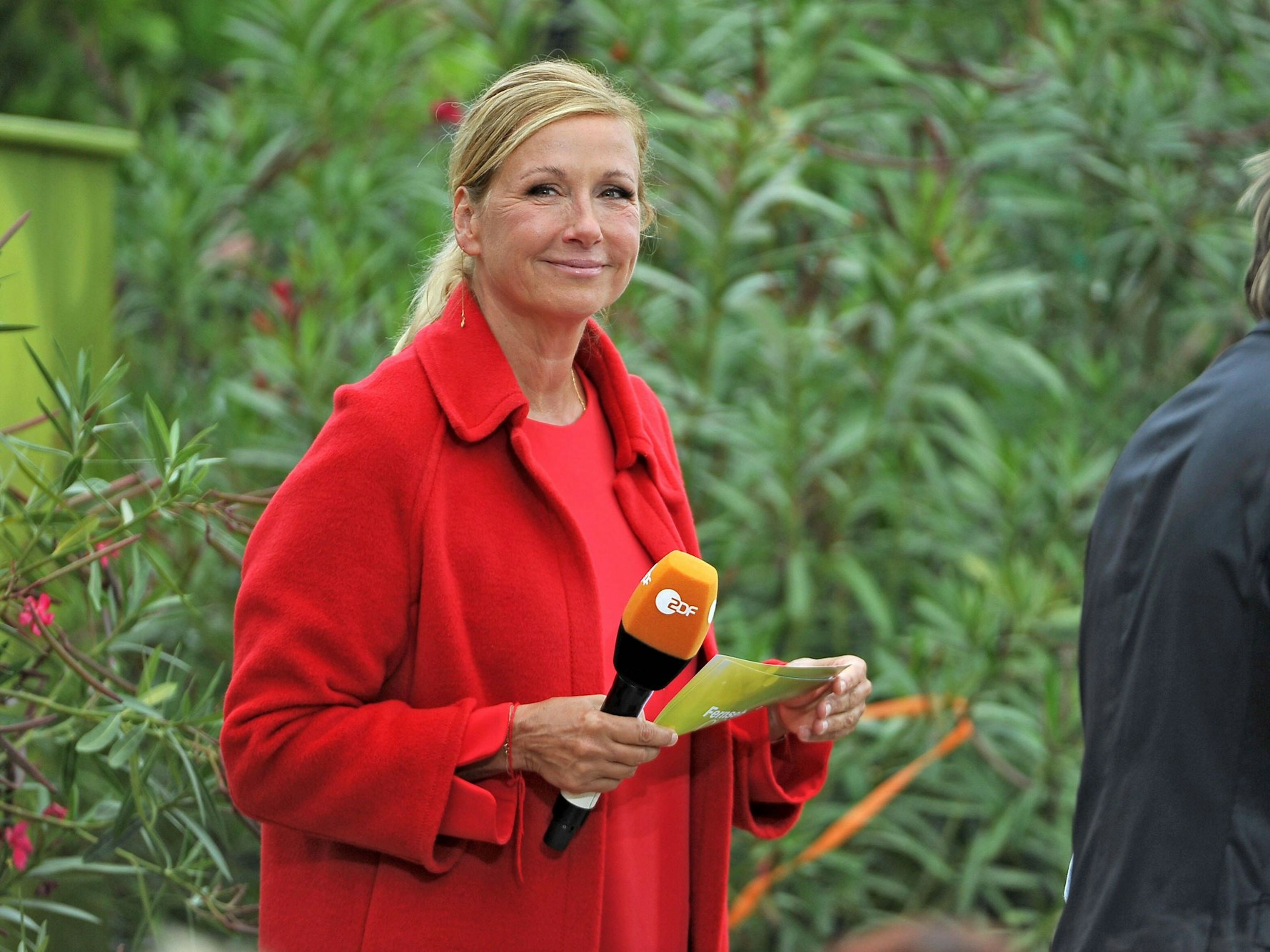Andrea Kiewel lächelt im ZDF-„Fernsehgarten“.
