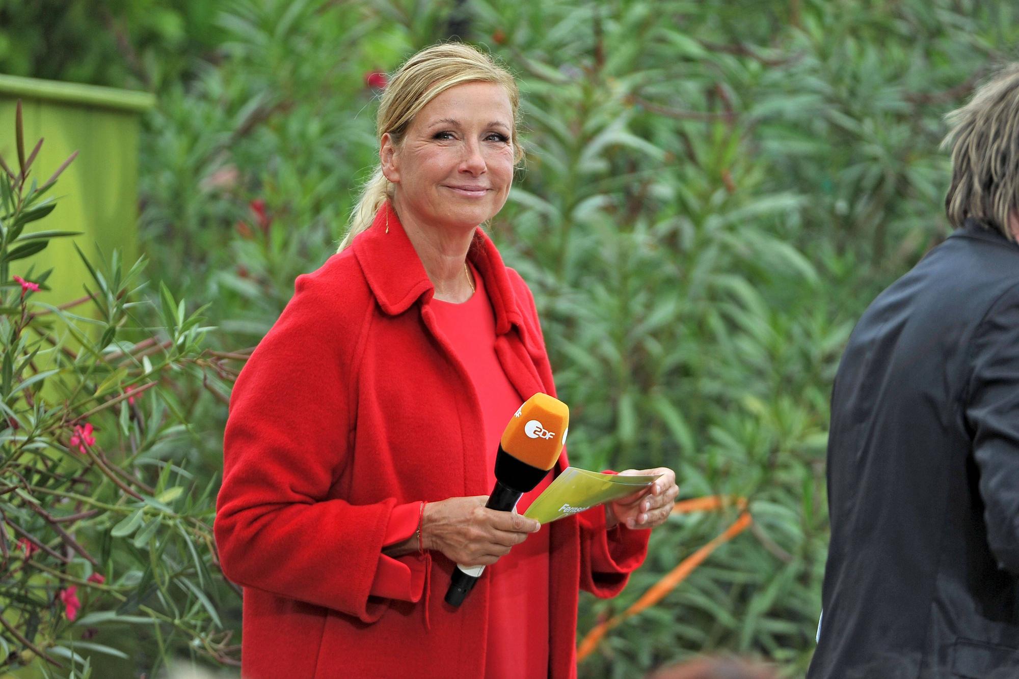 Moderatorin Andrea Kiewel, hier während dem ZDF-„Fernsehgarten“ am 25.09.2022 in Mainz, bringt einen Zuschauer mit einer unangenehmen Frage in Bedrängnis.