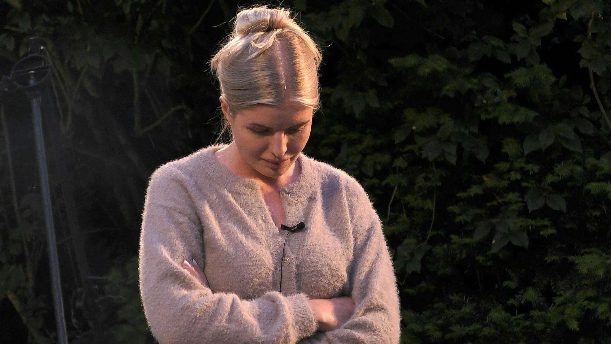 Antonia Hemmer schaut auf den Boden.
