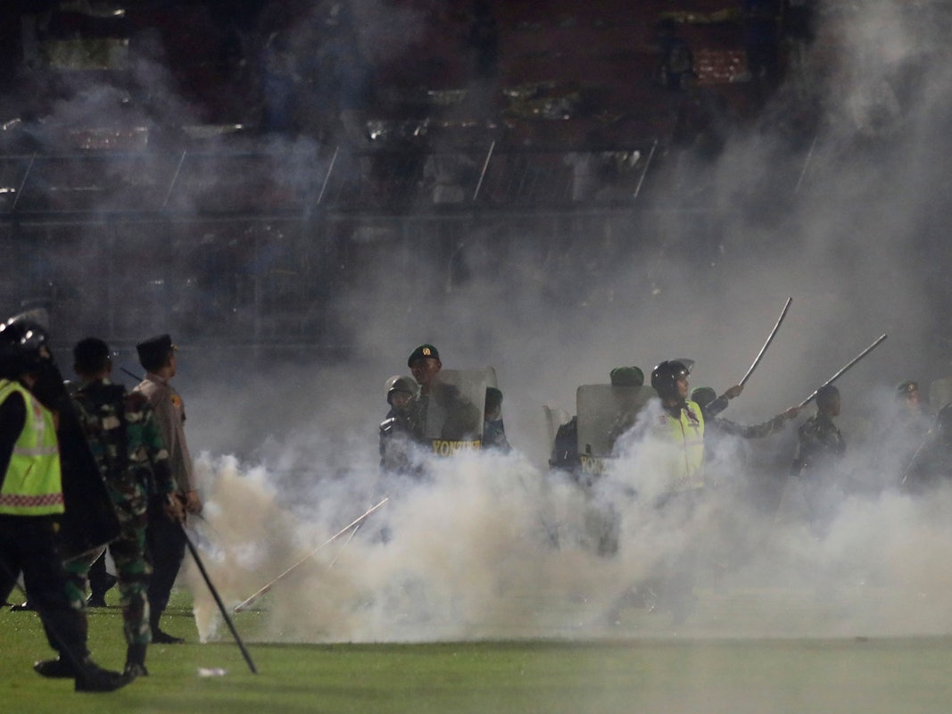 Inmitten von Tränengas-Schwaden liefern sich Fans und Sicherheitskräfte im Kanjuruhan-Stadion in Indonesien brutale Auseinandersetzungen, die weit über 100 Todesopfer forderten.