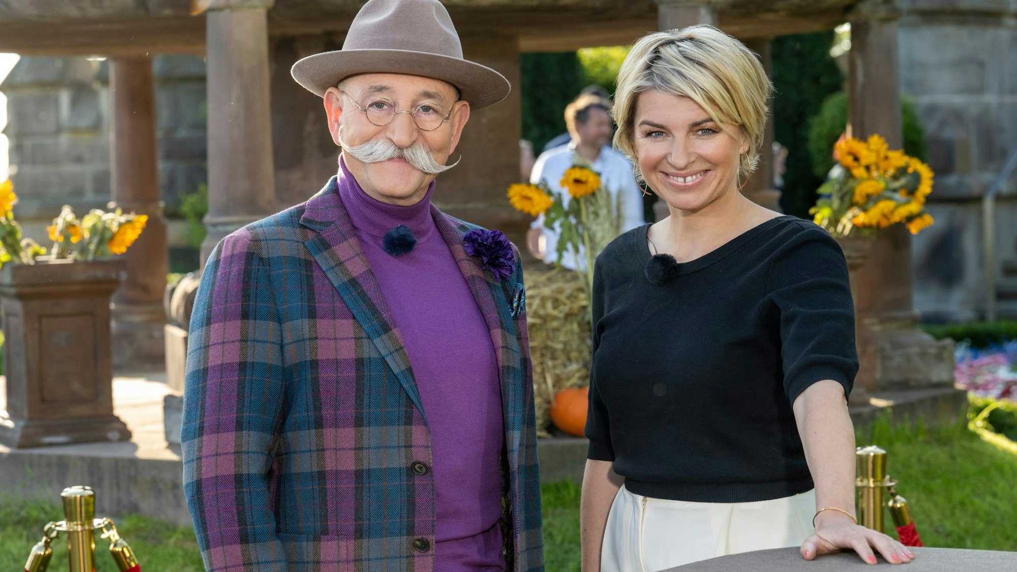 Sabine Heinrich und Horst Lichter posieren für ein Foto.