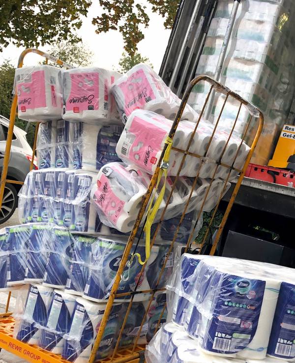 Eine Lkw-Ladung Toilettenpapier wird ins Lager eines Supermarktes transportiert.