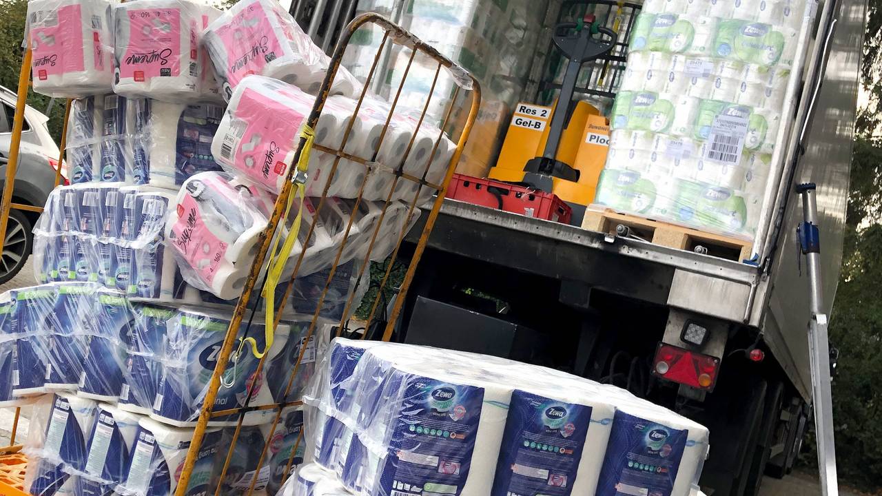 Eine Lkw-Ladung Toilettenpapier wird ins Lager eines Supermarktes transportiert.