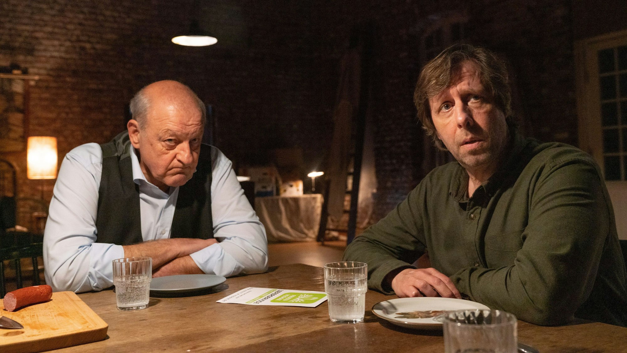 Leonard Lansink (links) in seiner Rolle als Wilsberg an der Seite von Schauspieler Oliver Korittke in einer Szene des Krimis Wilsberg – Schmeckt nach Mord