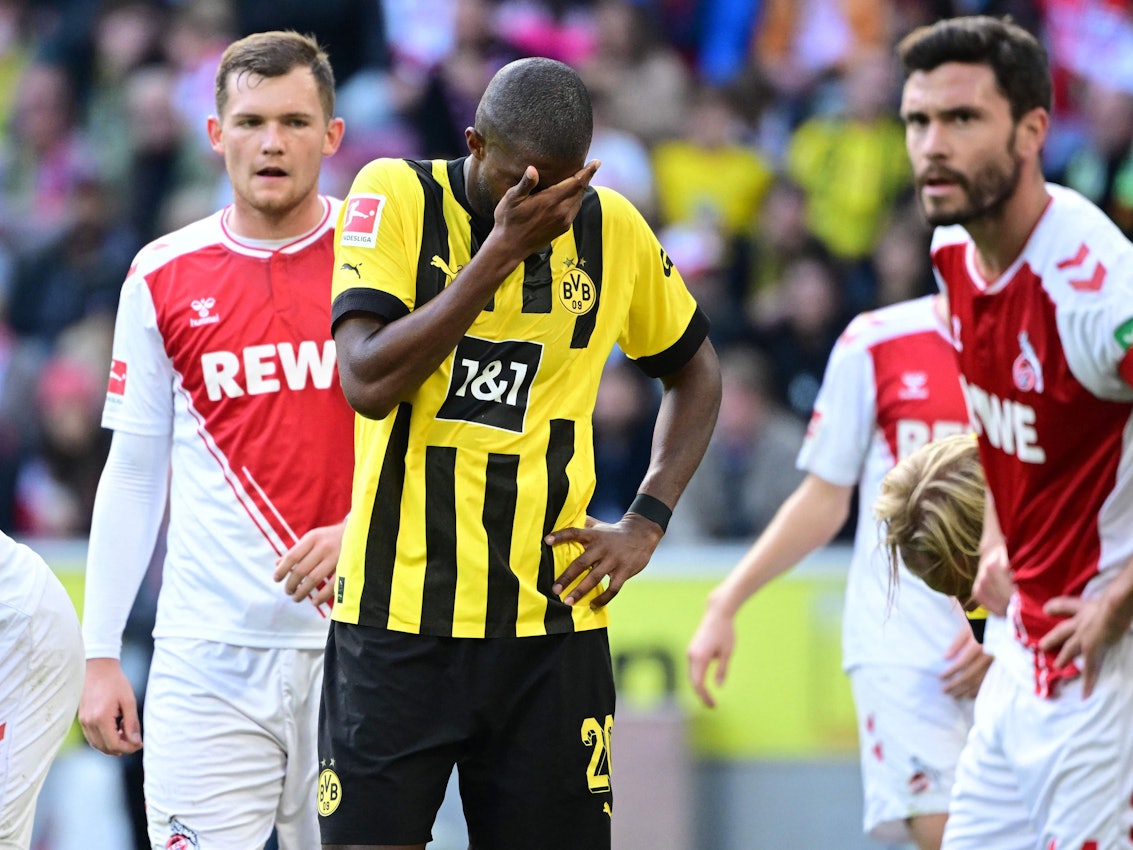 Anthony Modeste (M.) verlor mit Borussia Dortmund am Samstag (1. Oktober 2022) gegen den 1. FC Köln um Luca Kilian (l.) und Jonas Hector.