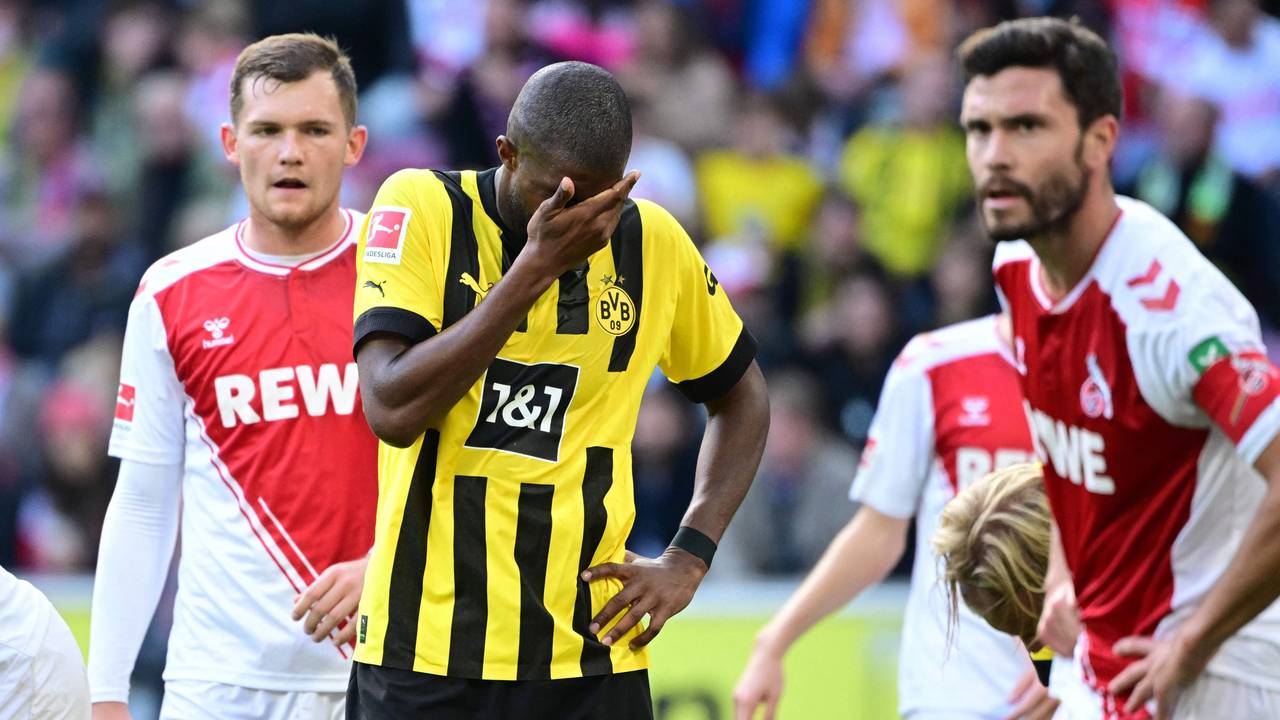 Anthony Modeste (M.) verlor mit Borussia Dortmund am Samstag (1. Oktober 2022) gegen den 1. FC Köln um Luca Kilian (l.) und Jonas Hector.