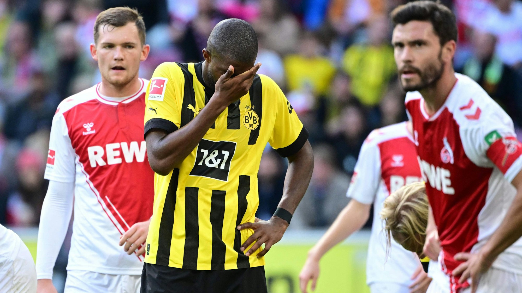 Anthony Modeste (M.) verlor mit Borussia Dortmund am Samstag (1. Oktober 2022) gegen den 1. FC Köln um Luca Kilian (l.) und Jonas Hector.