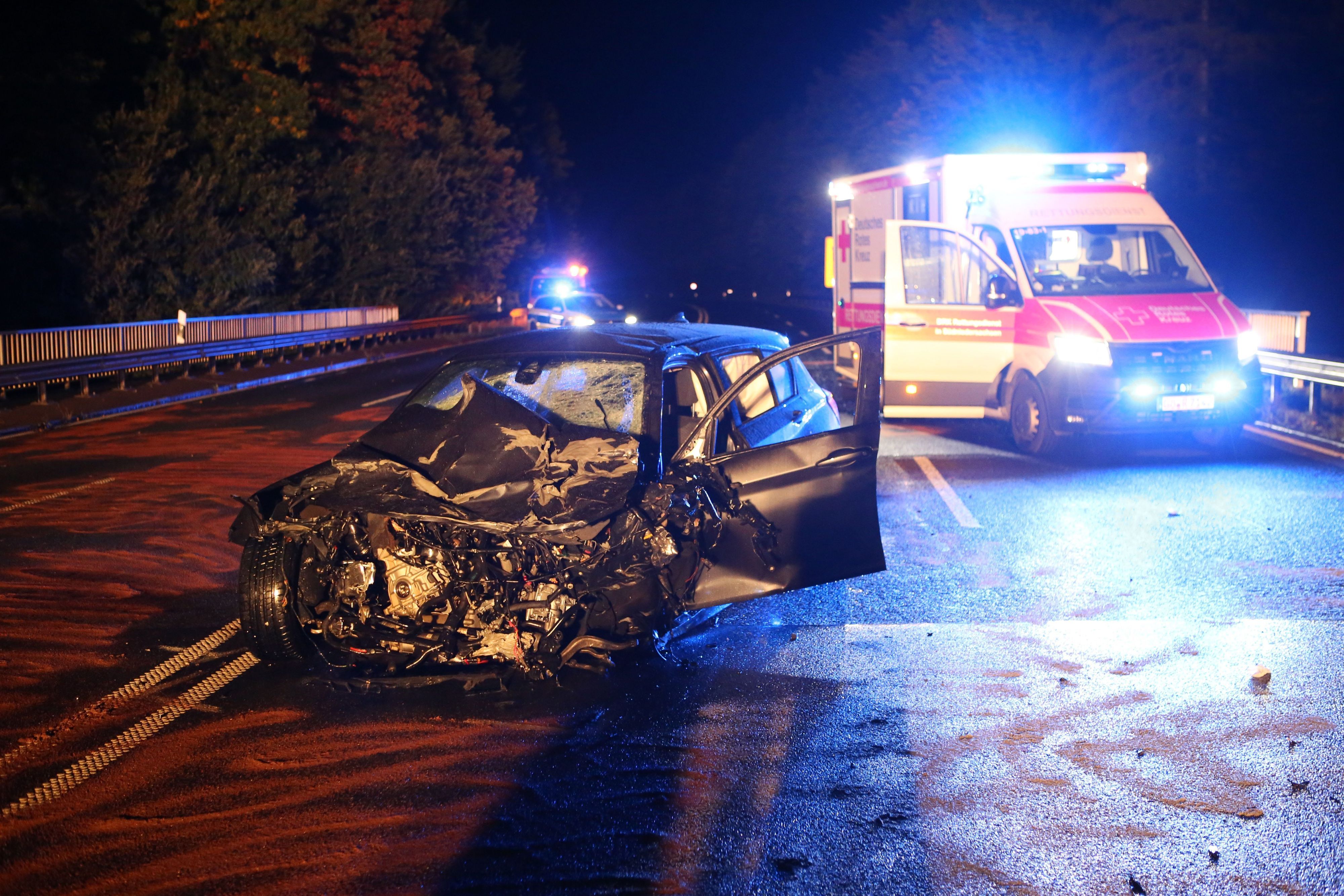 Ein Autowrack steht an der Unfallstelle.  Bei einem Zusammenstoß von zwei Autos auf der B27 bei Ebergötzen (Landkreis Göttingen) sind zwei Menschen ums Leben gekommen, zwei weitere sind schwer verletzt worden.