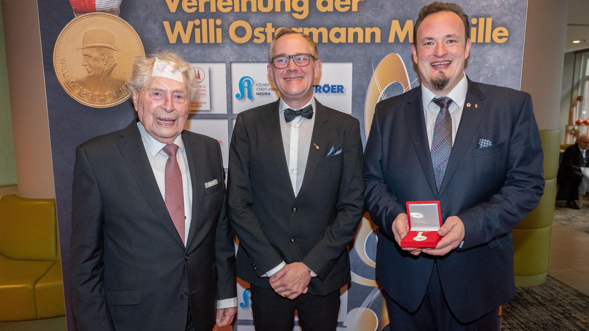 Ludwig Sebus, JP Weber und Hendrik Biergangs. Verleihung der Willi Ostermann Medaille an JP Weber.