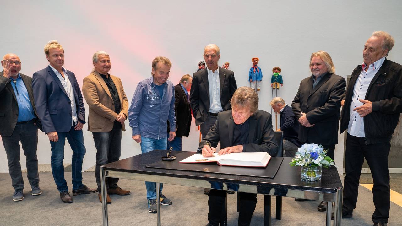 Oberbürgermeisterin Henriette Reker empfängt Bläck Fööss zum 50. Jubiläum.