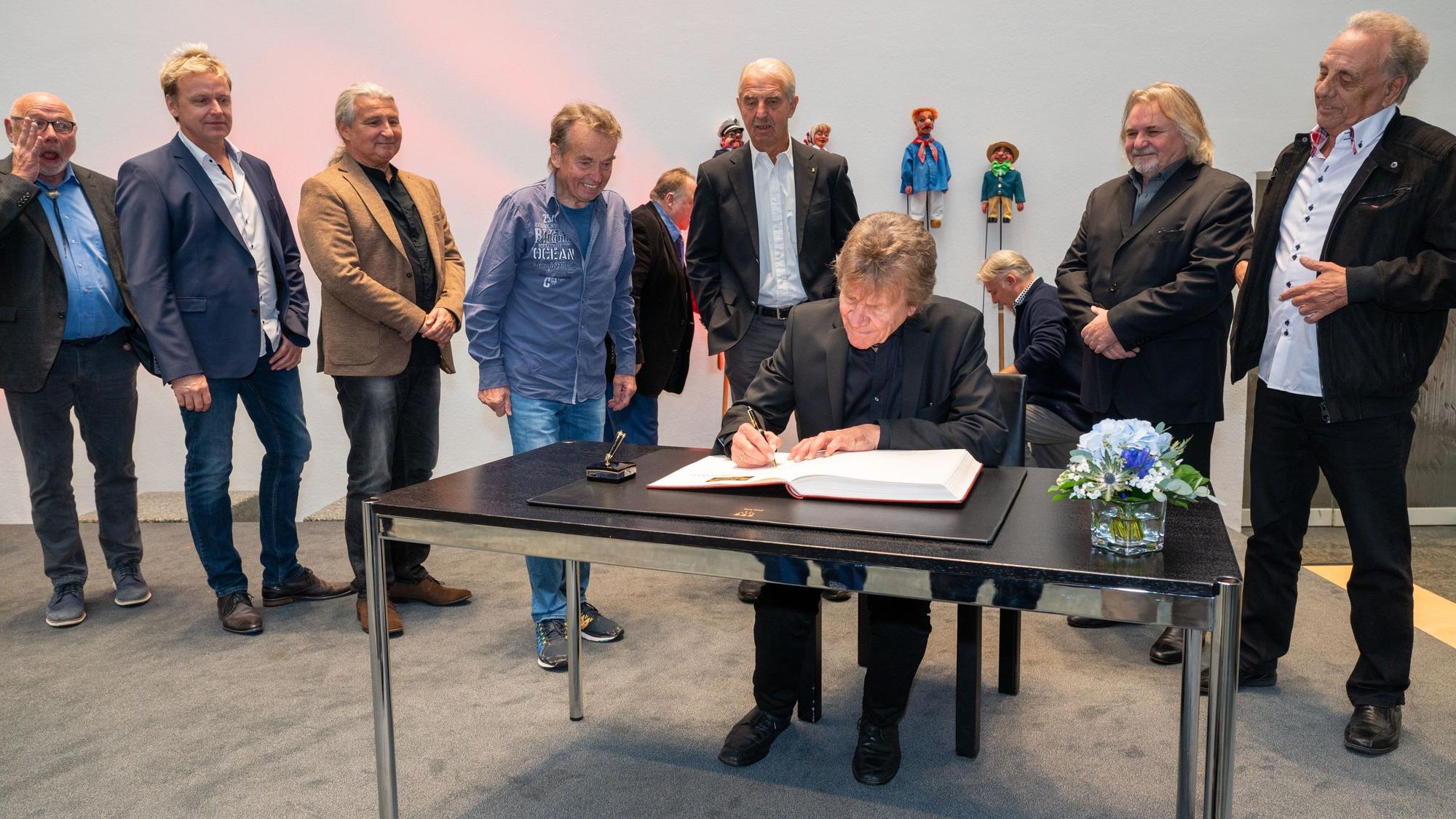 Oberbürgermeisterin Henriette Reker empfängt Bläck Fööss zum 50. Jubiläum.