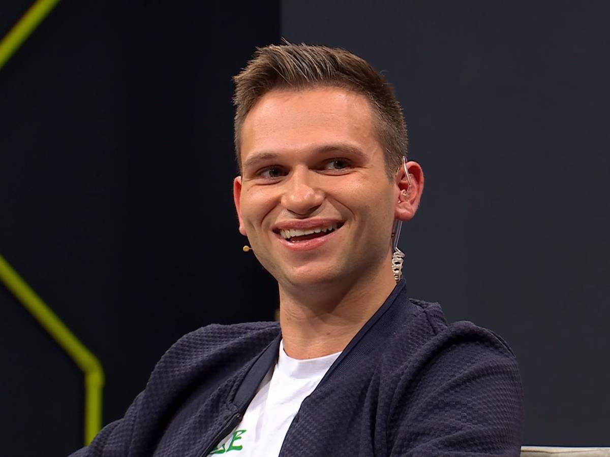 ZDF-Comedian Fabian Köster spricht in der DAZN-Show „Der Spieltag“ über den 1. FC Köln und Bayer Leverkusen. Screenshot von EXPRESS.de-Redakteur Béla Csányi zur Berichterstattung.