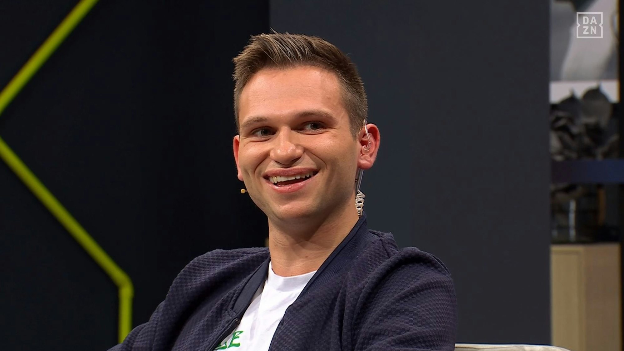 ZDF-Comedian Fabian Köster spricht in der DAZN-Show „Der Spieltag“ über den 1. FC Köln und Bayer Leverkusen. Screenshot von EXPRESS.de-Redakteur Béla Csányi zur Berichterstattung.