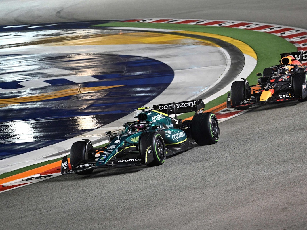 Max Verstappen fährt hinter Sebastian Vettel.