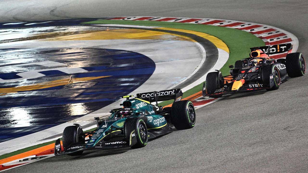 Max Verstappen fährt hinter Sebastian Vettel.