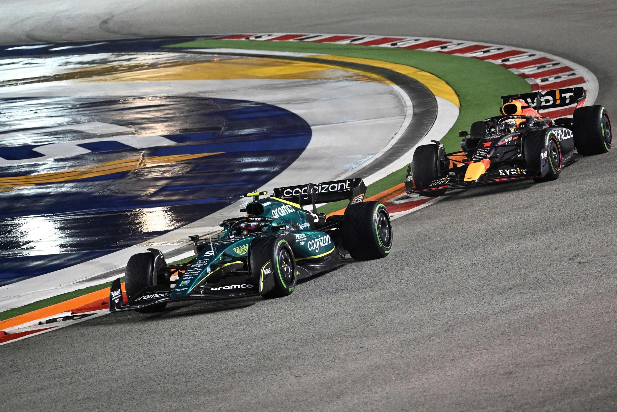 Max Verstappen fährt hinter Sebastian Vettel.
