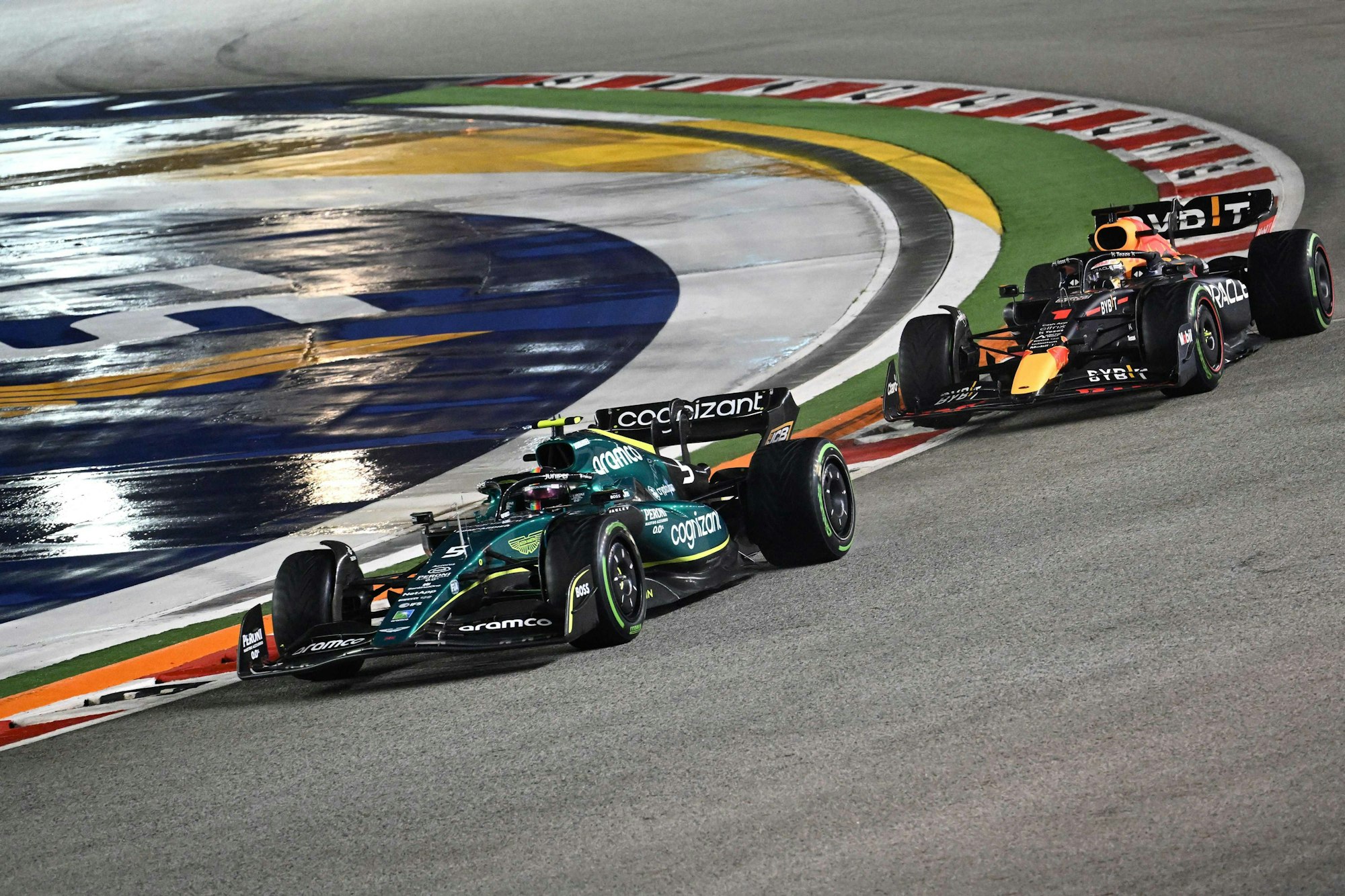 Max Verstappen fährt hinter Sebastian Vettel.