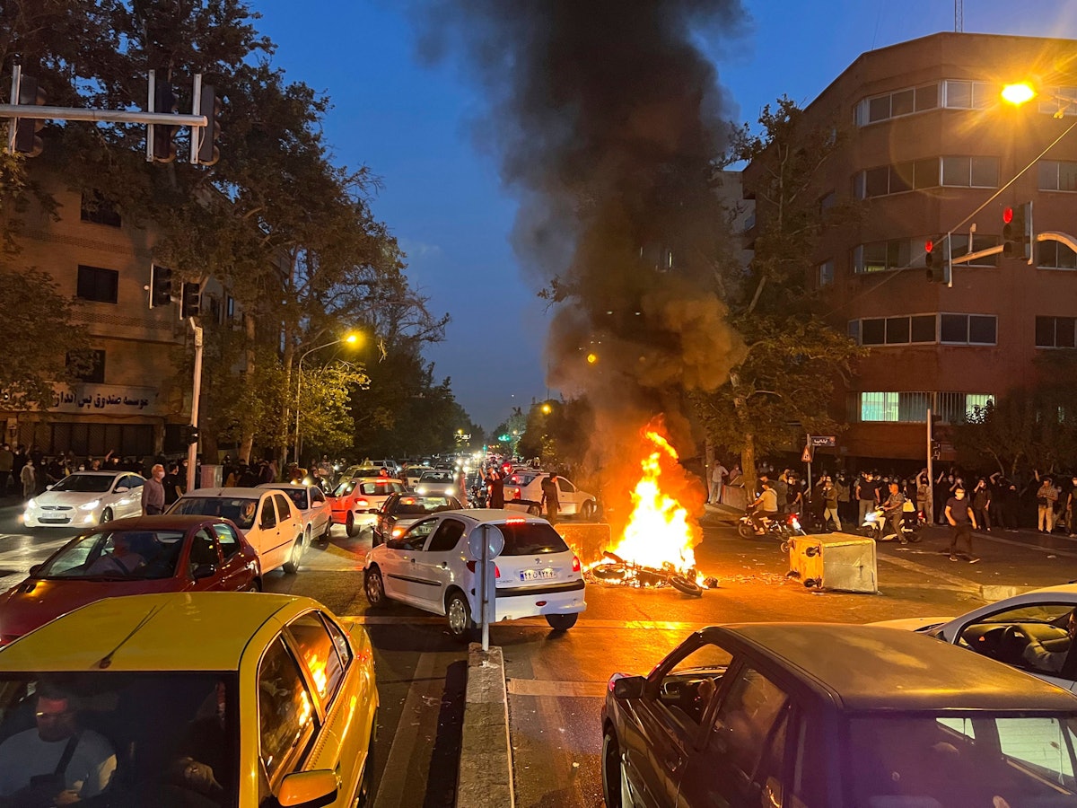 Auf diesem Bild vom Montag, 19. September 2022, brennt ein Polizeimotorrad während eines Protests gegen den Tod einer jungen Kurdin in Teheran