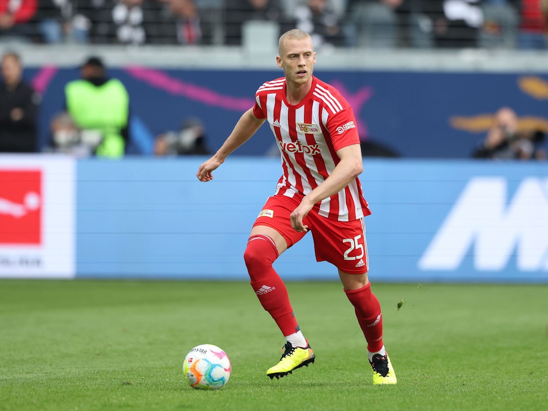 Union-Profi Timo Baumgartl mit dem Ball am Fuß.