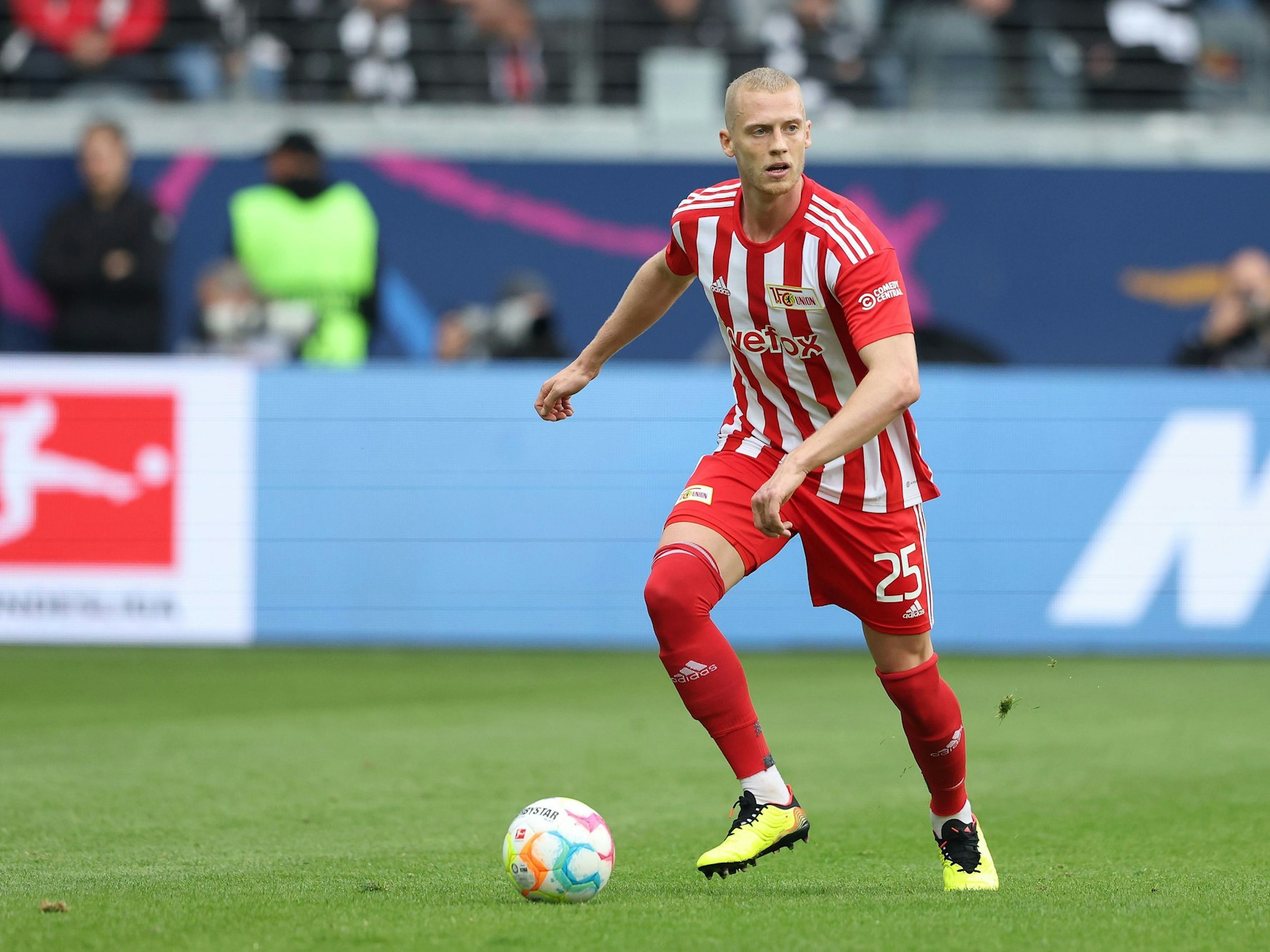 Union-Profi Timo Baumgartl mit dem Ball am Fuß.