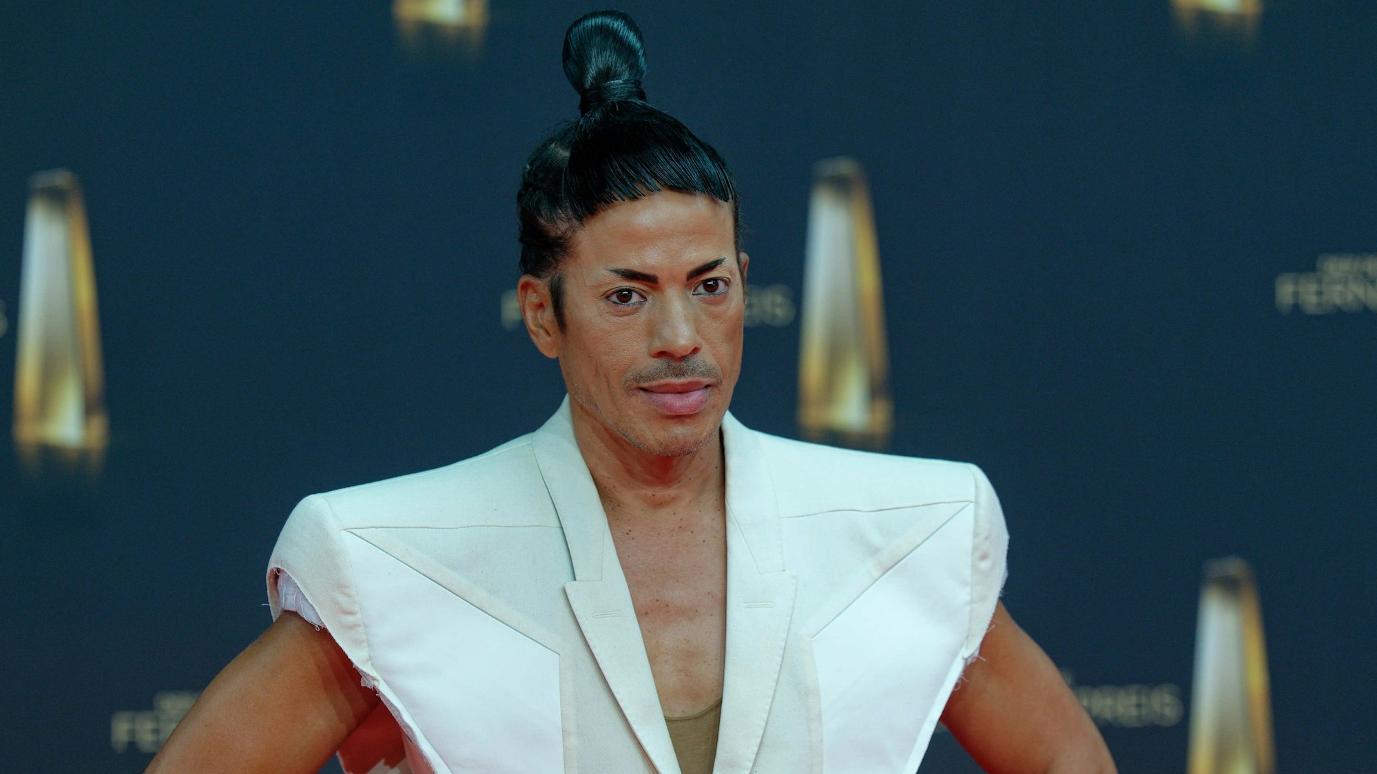 Der Moderator Jorge González kommt zur Verleihung vom Deutschen Fernsehpreis 2022 in die MMC Studios.