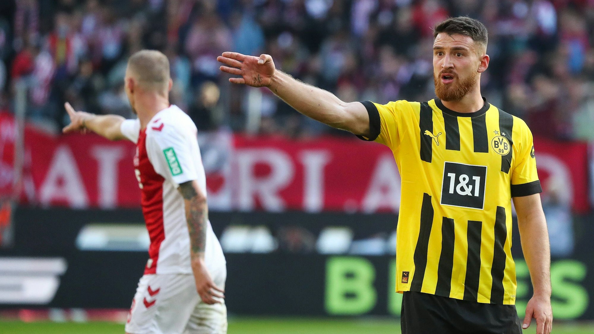 BVB-Spieler Salih Özcan mit gestrecktem Arm.
