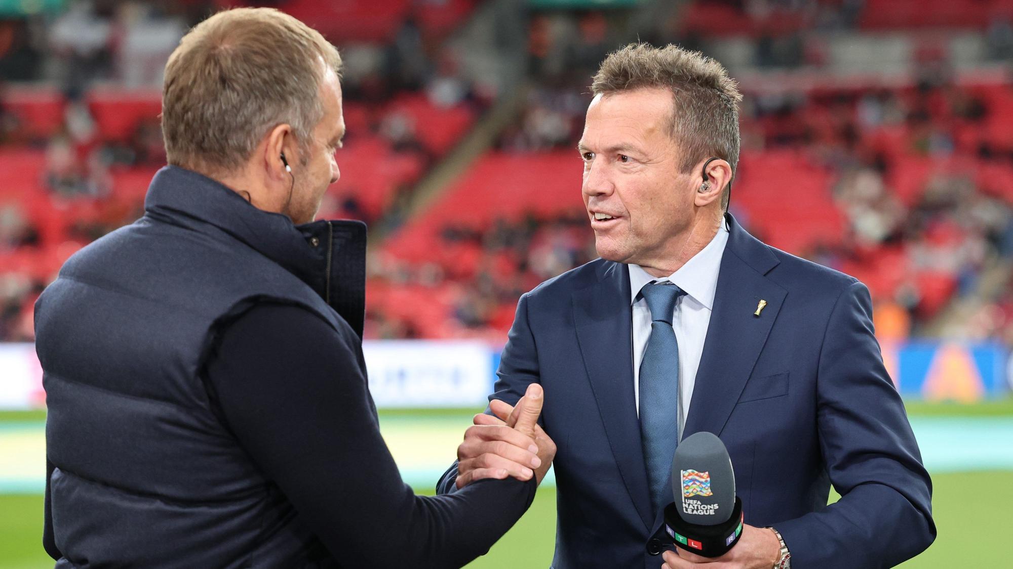 Lothar Matthäus beim Handschlag mit Bundestrainer Hansi Flick.