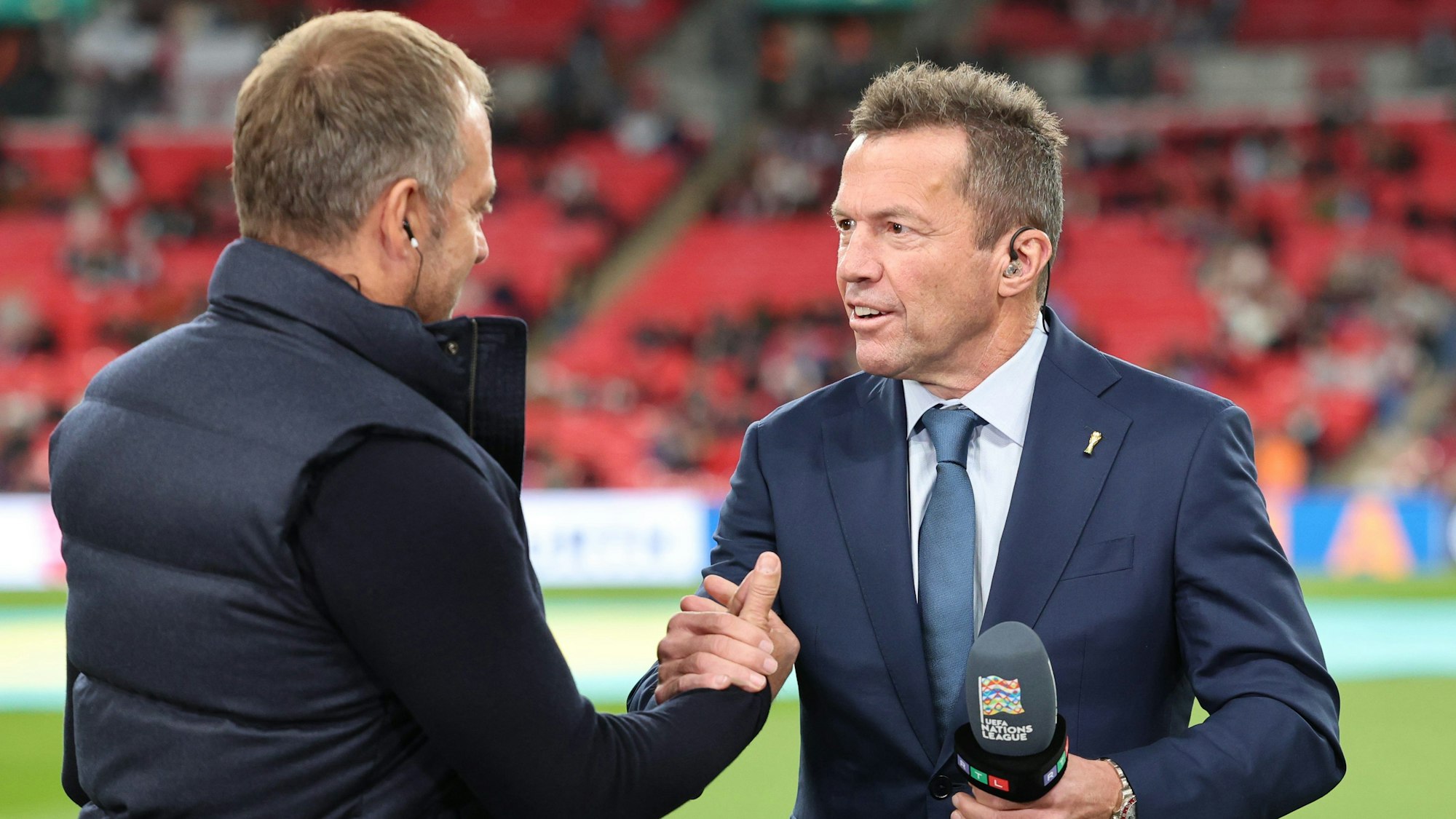 Lothar Matthäus beim Handschlag mit Bundestrainer Hansi Flick.