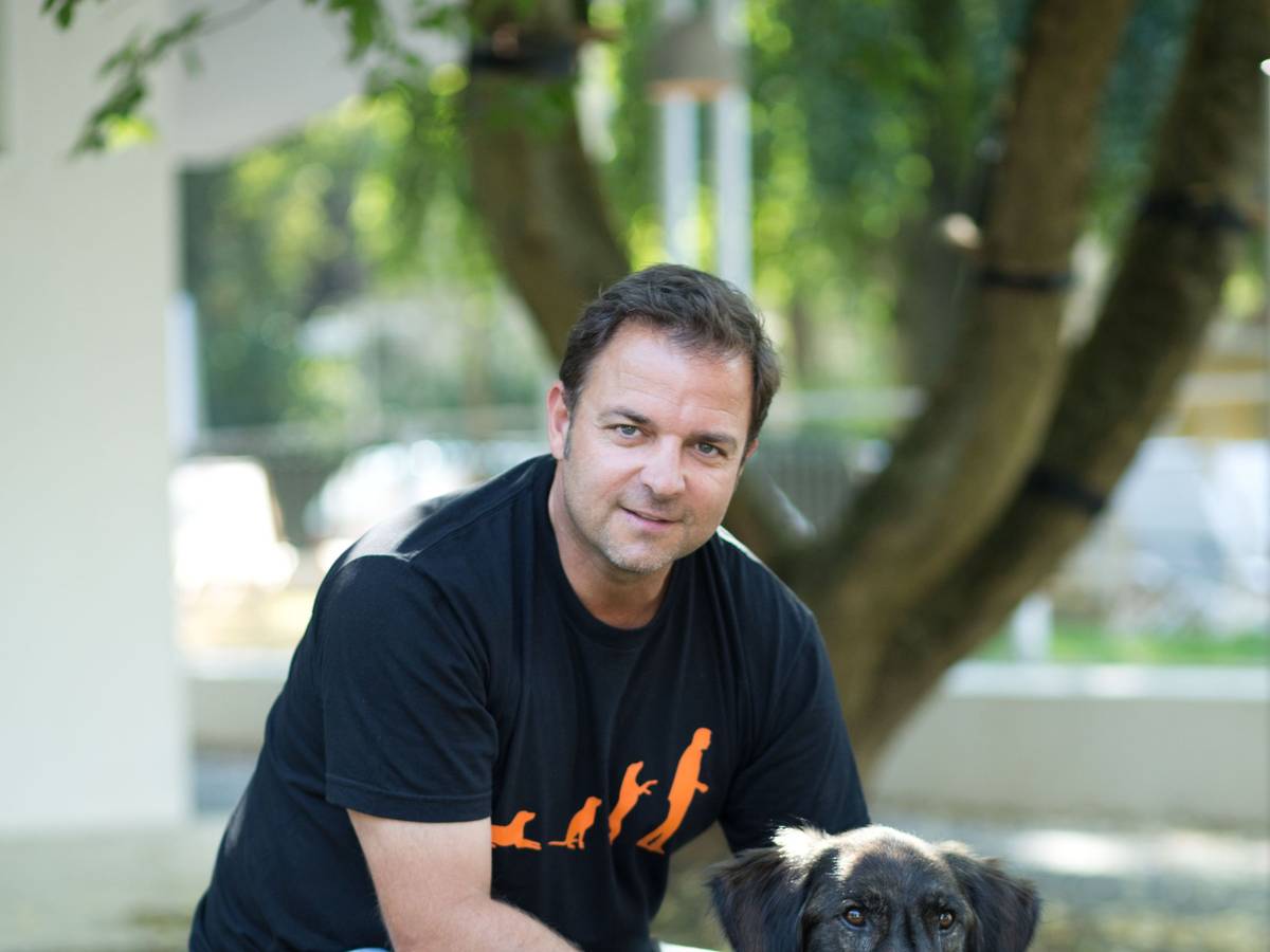 Hundeprofi Martin Rütter, hier mit seinem Hund im September 2016 in Berlin, erzählt bei „Die Höhle der Löwen“ eine persönliche Geschichte.