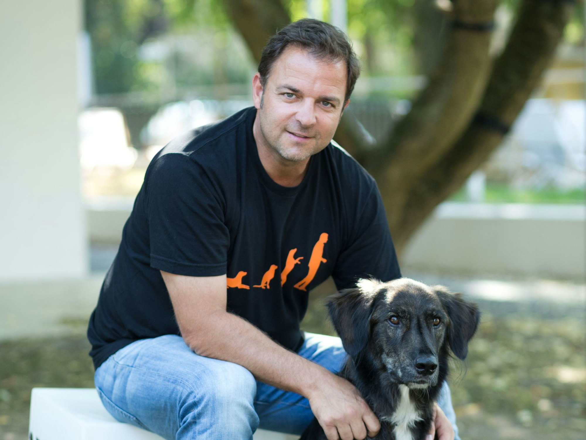 Hundeprofi Martin Rütter, hier mit seinem Hund im September 2016 in Berlin, erzählt bei „Die Höhle der Löwen“ eine persönliche Geschichte.